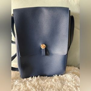 Navy cross body bag with one button/clasp